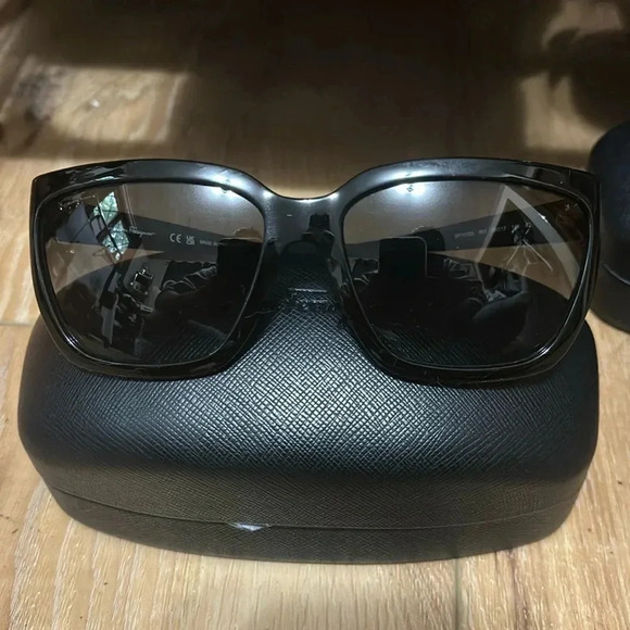 Black Ferragamo Wayfarer Sunnies - Picture 1 of 1